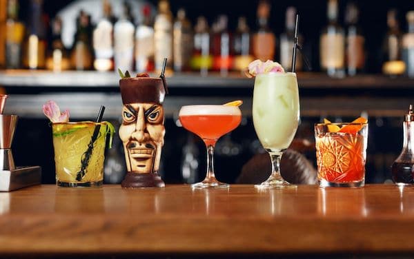 Tiki Cocktails auf Bar