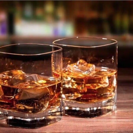 Alkoholfreier Whiskey im Glas