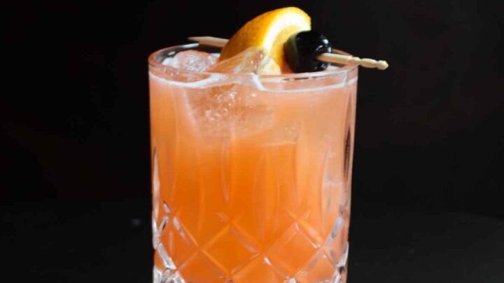 Johnny Vegas Drink mit Orangenspalte und Maraschinokirsche