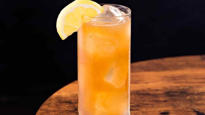 Long Island Ice Tea drink mit Zitronenspalte