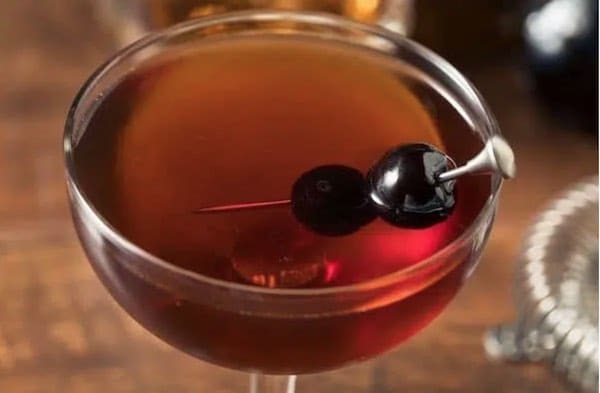 Manhattan Cocktail Maraschinokirschen