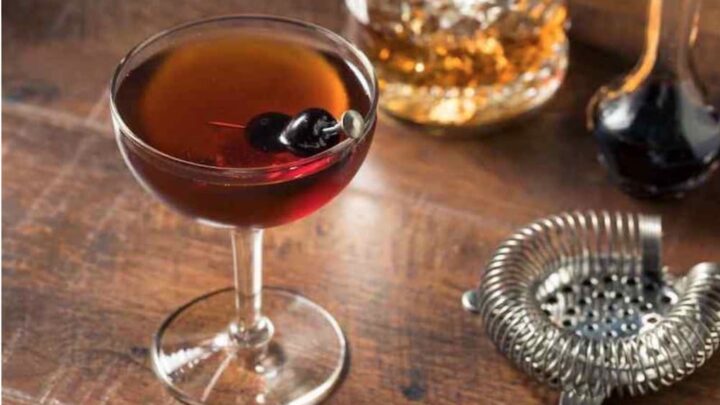 Manhattan Cocktail mit Whiskey und Cocktailsieb