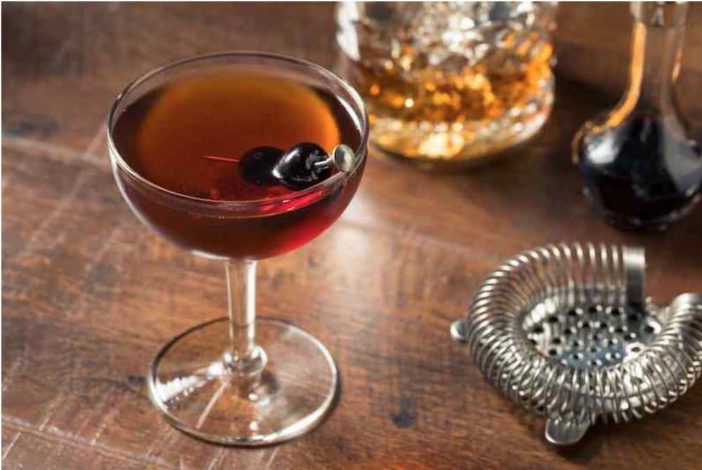 Manhattan Cocktail mit Whiskey und Cocktailsieb