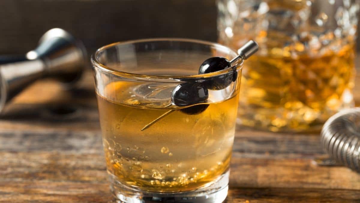 Maraschinokirschen auf Cocktailpick in Drink