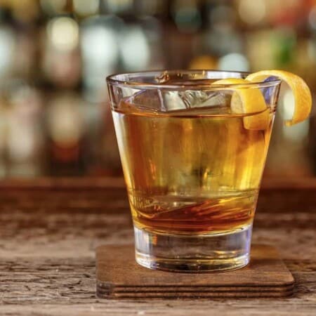 Rusty Nail Scotch Cocktail mit Zitrone