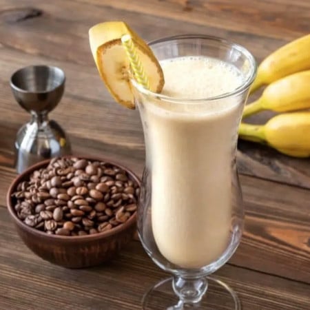 Dirty Banana Cocktail mit Banane, Kaffeebohnen und Sahne