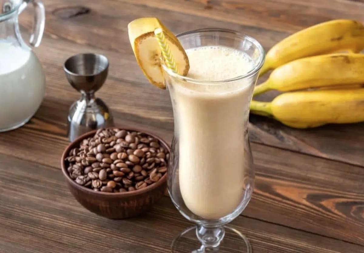 Dirty Banana Cocktail mit Banane, Kaffeebohnen und Sahne