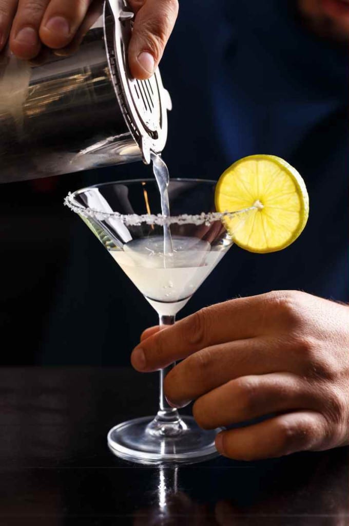 einschenken Margarita cocktail mit Limette