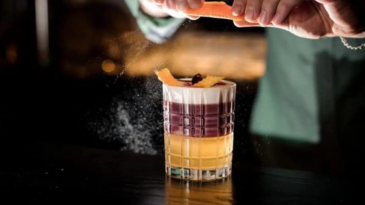 New York Sour Cocktail mit Orangenschale und Rotwein float