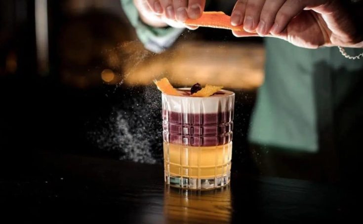 New York Sour Cocktail mit Orangenschale und Rotwein float
