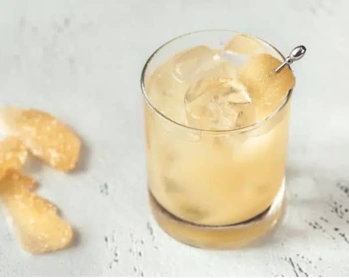 Penicillin Cocktail mit kandierter Zitronenschale und Ingwer