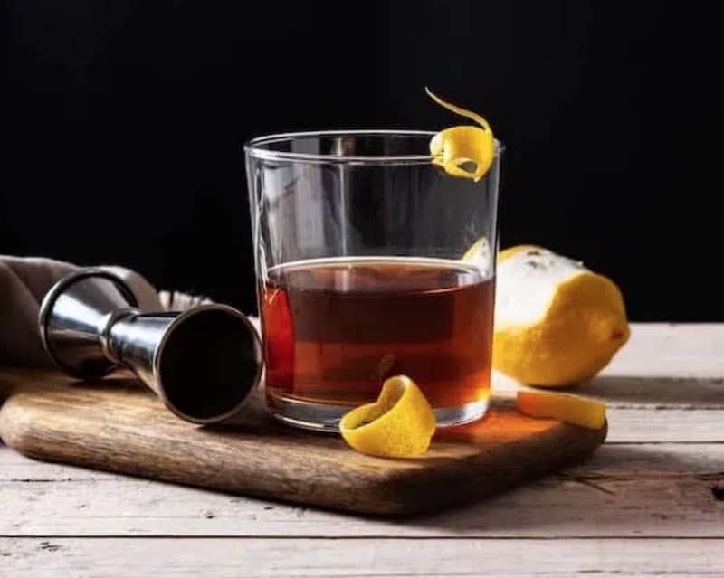 Sazerac Cocktail mit Zitrone und Jigger