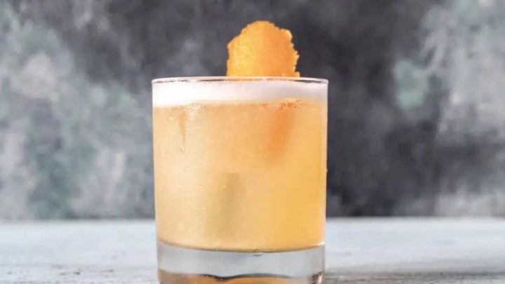 Stone Sour Cocktail mit Bourbon und Orangenschale