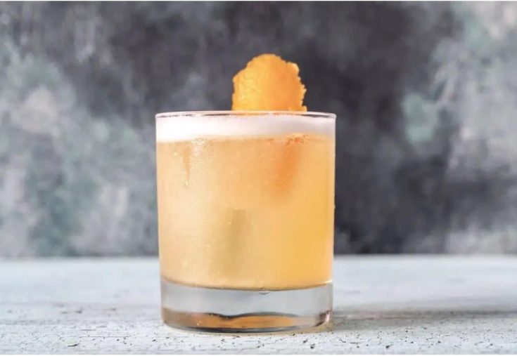 Stone Sour Cocktail mit Bourbon und Orangenschale