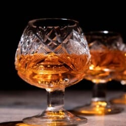 Bourbon in Gläsern auf Tisch