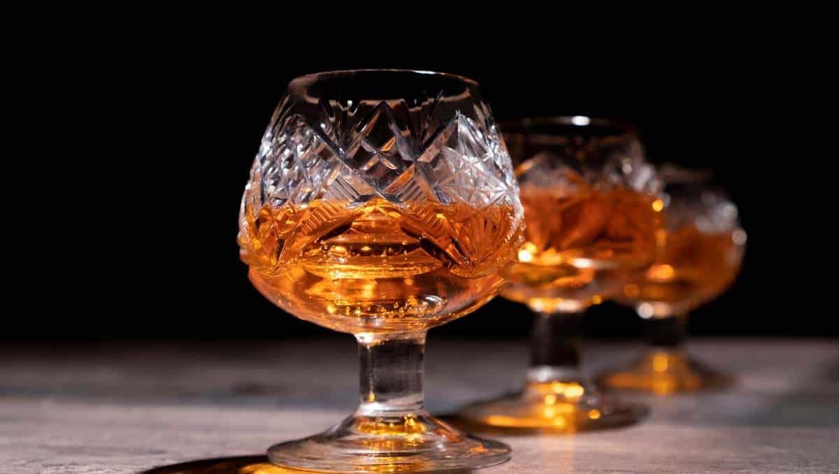 Bourbon in Gläsern auf Tisch
