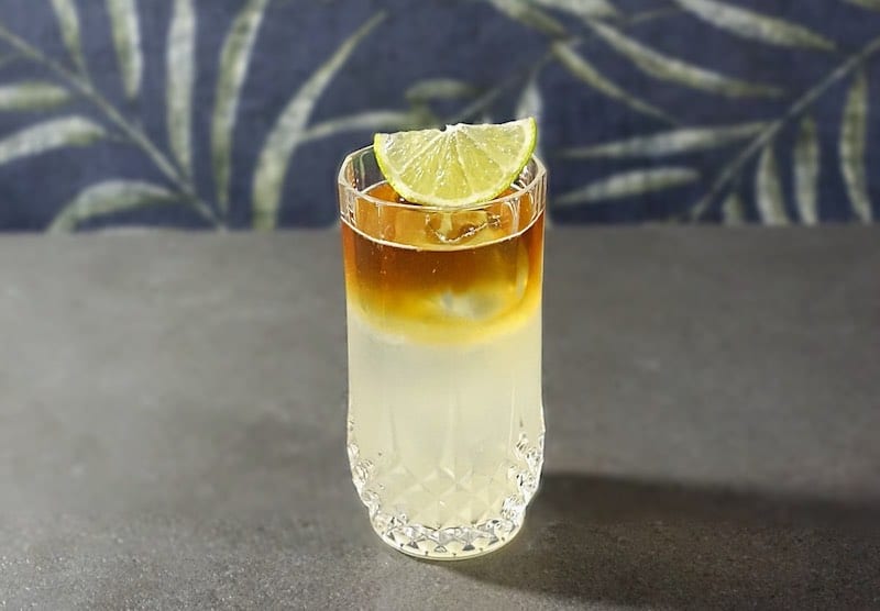Dark 'n' Stormy cocktail in longdrink glas