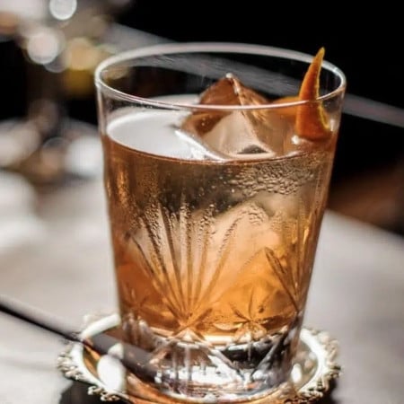 Mezcal Old Fashioned Cocktail mit Orangenschale