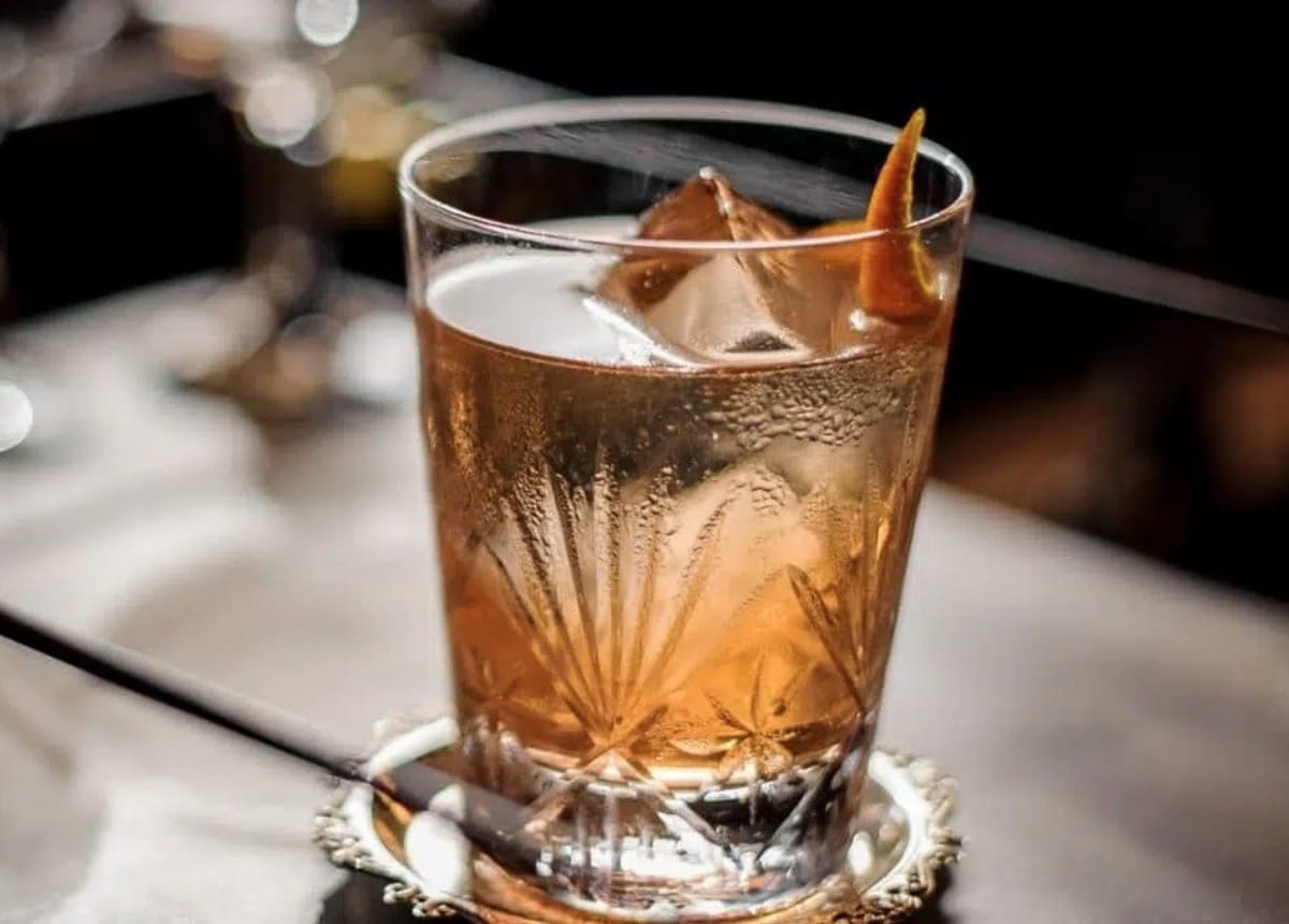 Mezcal Old Fashioned Cocktail mit Orangenschale