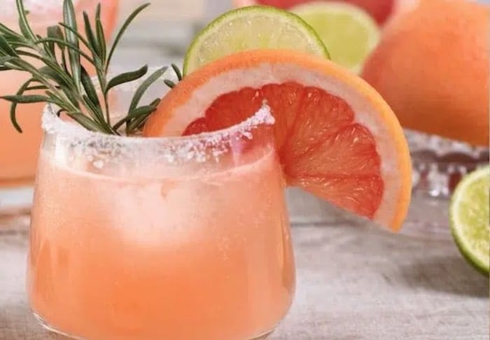 Paloma Cocktail mit Grapefruitscheibe und Salzrand