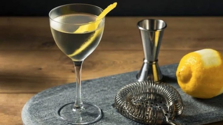Vesper Martini auf Tisch mit Zitrone und Jigger