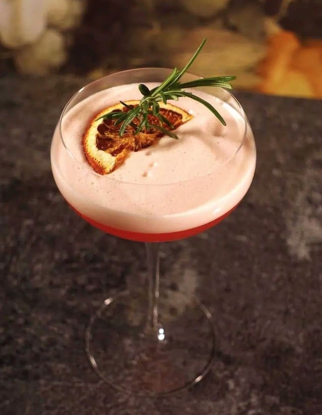 Aperol Sour Cocktail mit Orange und Rosmarin