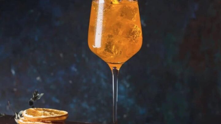 Aperol Gin Tonic mit Orangenschreiben