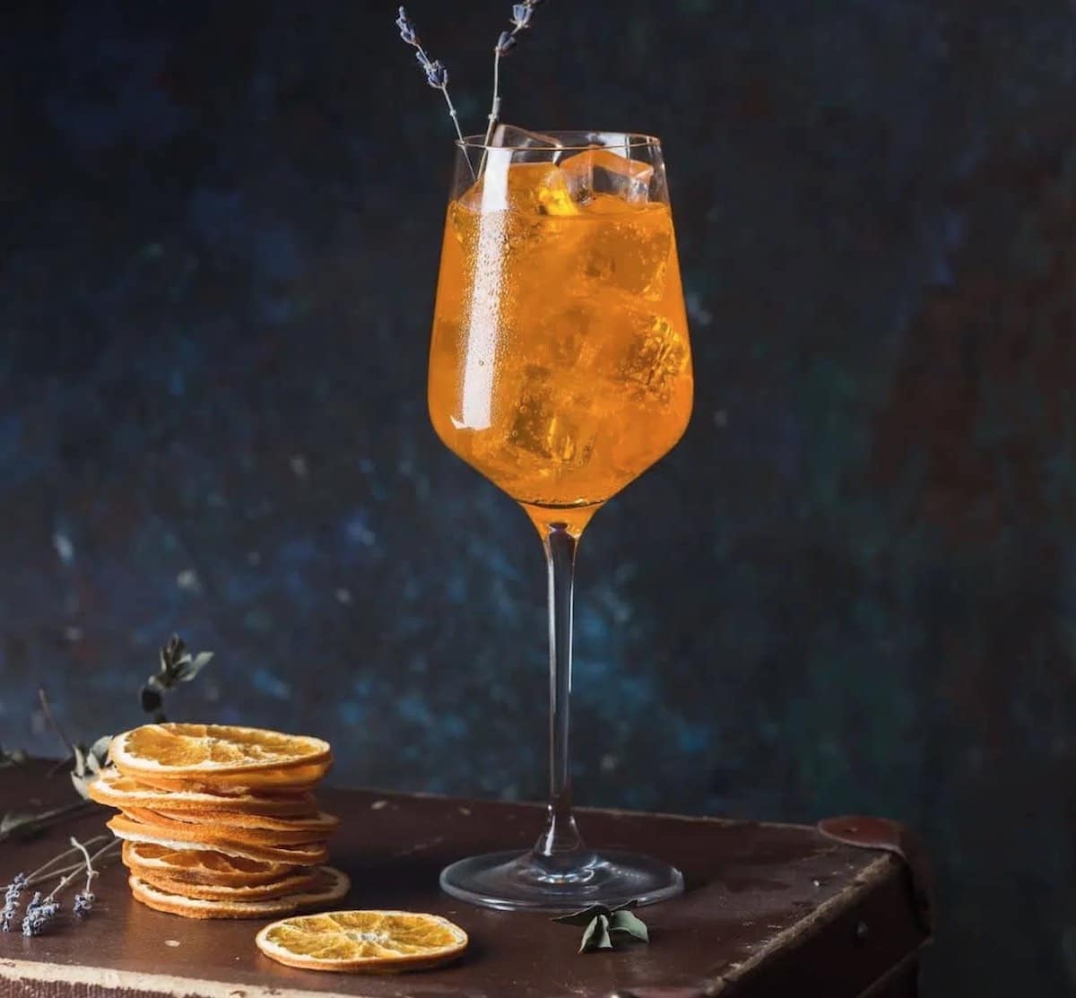 Aperol Gin Tonic mit Orangenschreiben