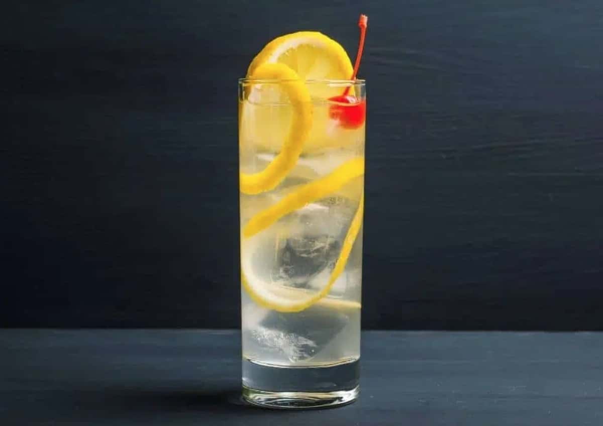 Collins Cocktails - Drink mit Zitronen und Kirsche