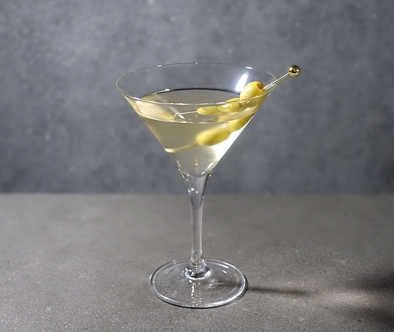 Klassischer Martini mit Oliven und Gin
