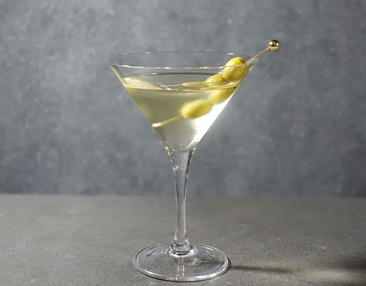 Dry Martini Cocktail mit 3 oliven