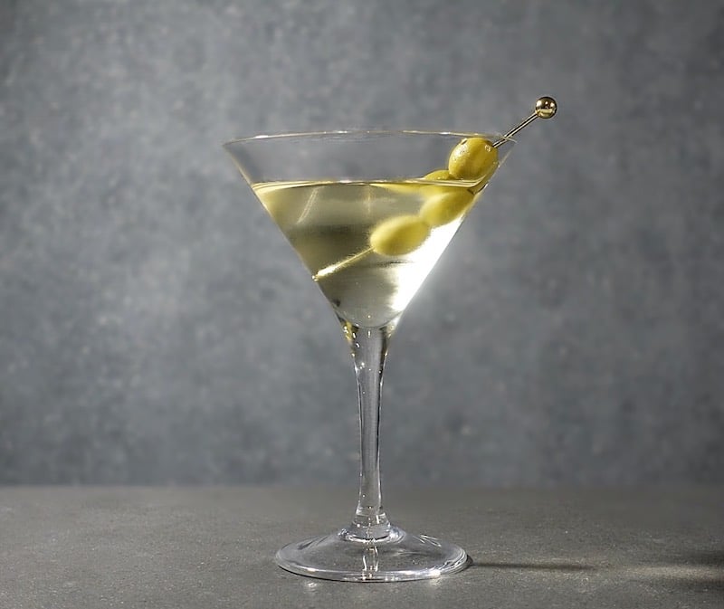 Dry Martini Cocktail von grauem Hintergrund