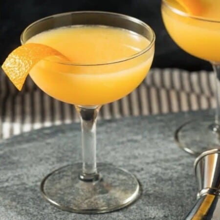 Paradise Cocktail mit Orangenzeste