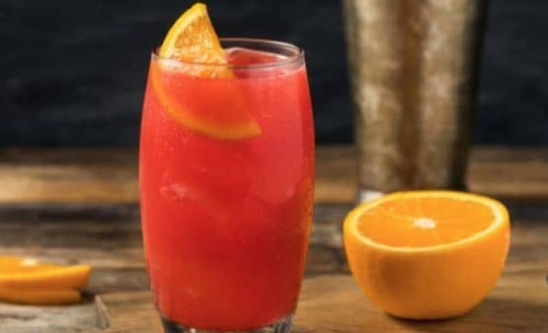Alabama Slammer Cocktail neben Orange