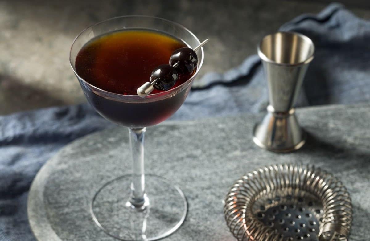 Black Manhattan Cocktail mit Maraschinokirschen