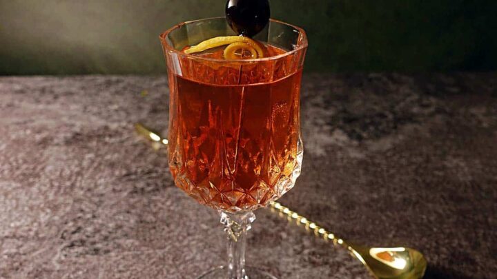 Tuxedo Cocktail mit Maraschino und Zitrone