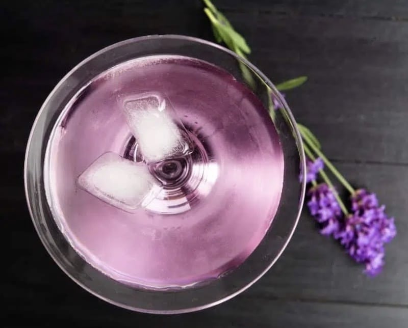 Lavender Lemon Drop Cocktail mit Lavendelsirup